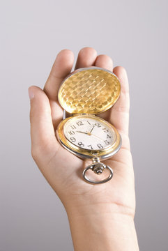 Mano con orologio