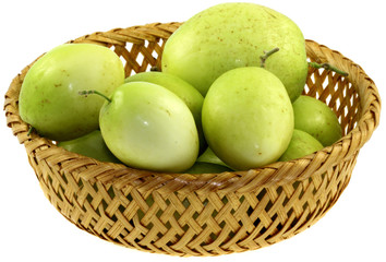 corbeille de jujubes, ziziphus jujuba, fond blanc