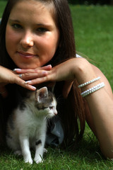 junge Frau mit Katze
