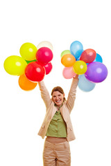 Fototapeta na wymiar Lachende Frau hält Ballons hoch