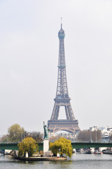 Fototapeta na wymiar Wieża Eiffla i Statua Wolności
