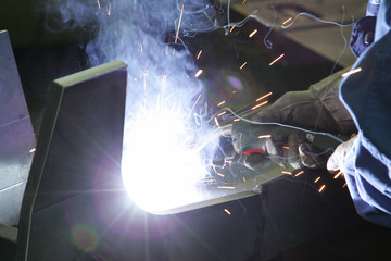 Schweisser in einer Werkstatt in der Metallindustrie
