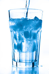 Mineralwasser mit Eiswürfeln