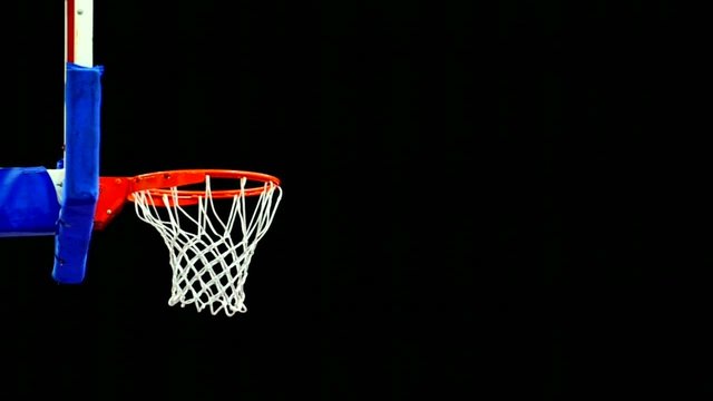 pallone va nel canestro