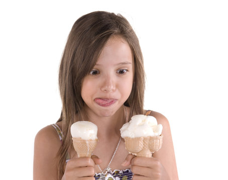 adolescente qui louche sur deux glaces au cornet