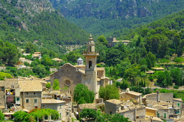 Fototapeta na wymiar Kirche auf Mallorca w Valldemossa