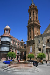 Obraz premium fuente y torre de la iglesia
