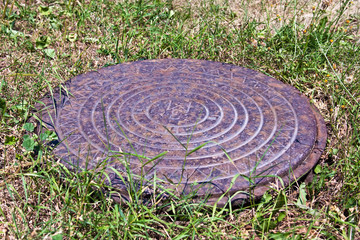 Obraz premium Manhole cover in the grass