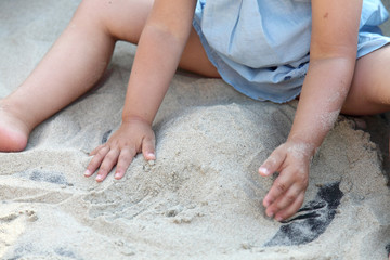 Enfant jouant au sable