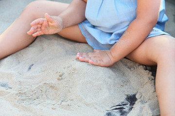 Enfant jouant au sable