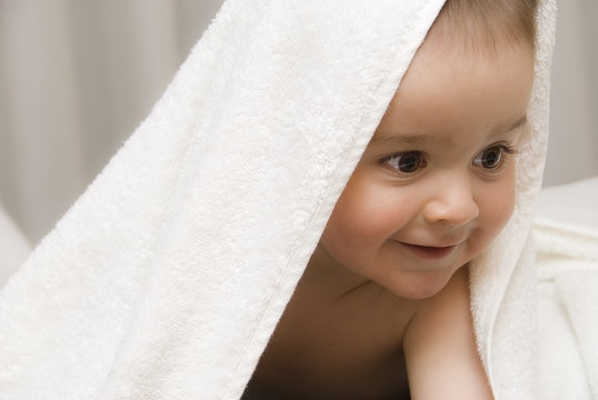 Beb&eacute; contento despu&eacute;s del ba&ntilde;o.