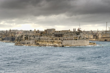 Fototapeta na wymiar Widok na Grand Harbour w Valletta i Fort St Angelo, Malta