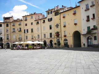 Fototapeta na wymiar Piazza Lucca amfiteatr