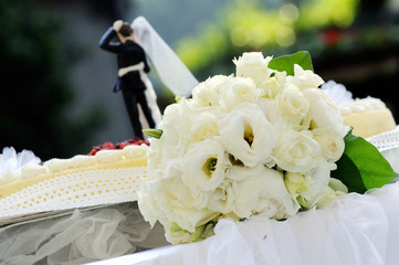 bouquet sposa accanto alla torta nuziale