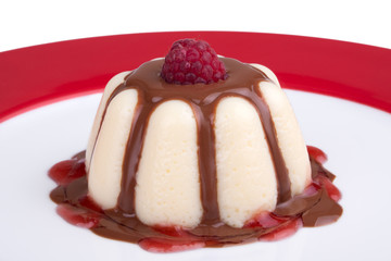 Vanillepudding mit Himbeere und Schokoladesoße
