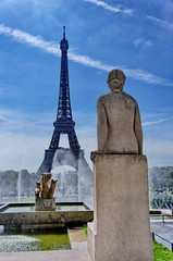 Fototapeta na wymiar Tour Eiffel avec statue de femme de dos, Paris