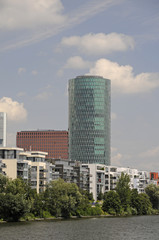 Main mit Westhafen Tower in Frankfurt