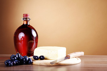 Rotwein mit Käse und Brot closeup