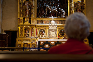 Anciana rezando en la catedral de Sevilla