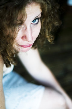 jeune femme qui fait la moue