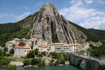 Das Dorf Sisteron in Südfrankreich