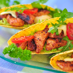 Taco shells gefüllt mit saftigem chicken