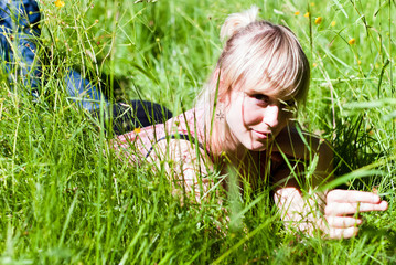 junge Frau im Gras V4