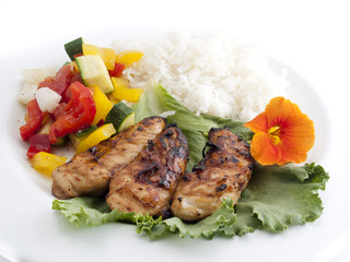 Hähnchenbrustfilets mit Salat und Paprika