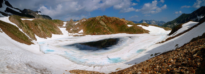 panoramique d'un lac gelé dans les pyrénées