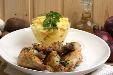 Kartoffelsalat mit Öl, Essig und Hähnchenkeulen