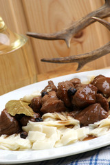 Wildgulasch mit selbst gemachter Pasta