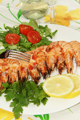 gamberoni alla griglia con insalata