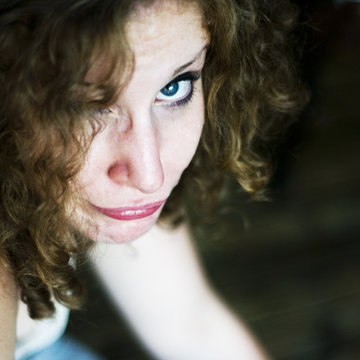 jeune femme qui fait la moue