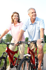 Obraz premium seniors couple biking