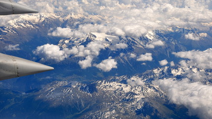 vue aérienne sur les alpes suisse