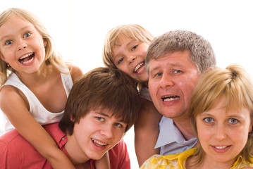 Fototapeta premium portret szczęśliwej rodziny pięcioosobowej