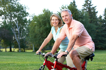 Obraz premium seniors couple biking