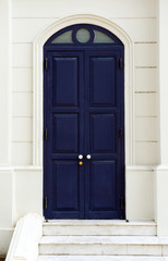 Fototapeta na wymiar Europejski styl drzwi