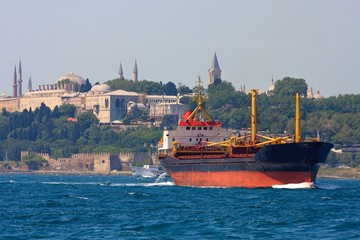 Obraz premium Freighter before Topkapi Palace skyline, Istanbul, Turkey