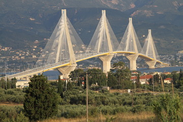 Naklejka premium Rio Andirrio Bridge w Grecji - z otoczeniem