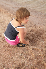 little girl on the beach - obrazy, fototapety, plakaty