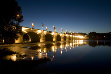Le pont Wilson à Tours de nuit en amont