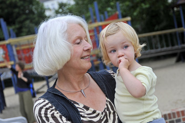 Oma und Enkelin auf dem Spielplatz - obrazy, fototapety, plakaty