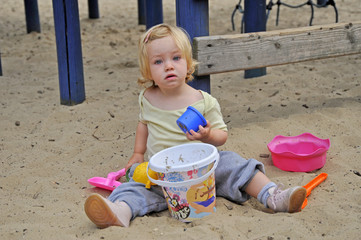 Kleinkind, M&auml;dchen, 2 Jahre alt, Spielplatz