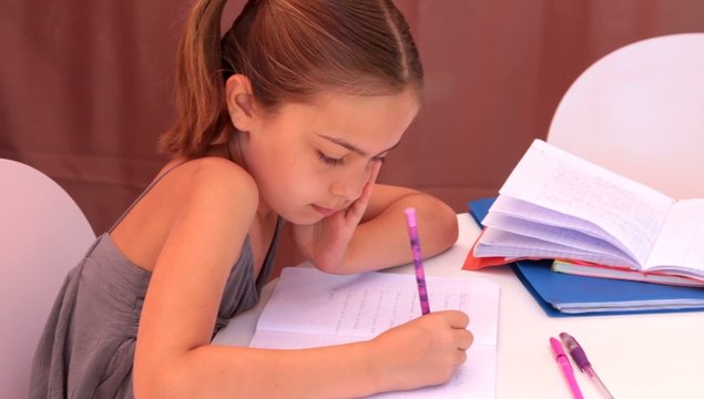 Maman Et Aide à Apprendre Les Devoirs Et L'écriture Des élèves Ou  L'éducation à La Maison étude Et De Travail Sur Table Photo stock - Image  du développement, projet: 279793316