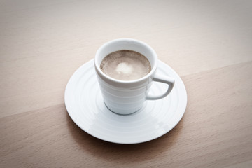 Espresso in einer eleganten weißen Tasse, monochrome vintage