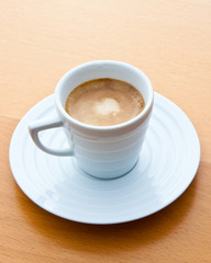 Fototapeta na wymiar Espresso in einer eleganten weißen Tasse, Henkel links
