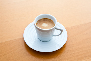Espresso in einer eleganten weißen Tasse