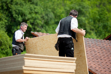 holzplatten werden abgeladen