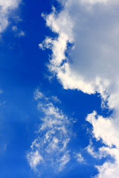 cielo blu con nuvole